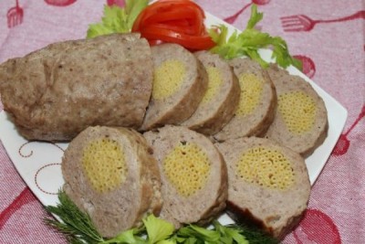 Рулет из мясного фарша с макаронами.jpg