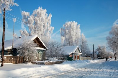 doma-rossiya-sneg-derevnya-derevya-priroda-gorod-foto.jpg